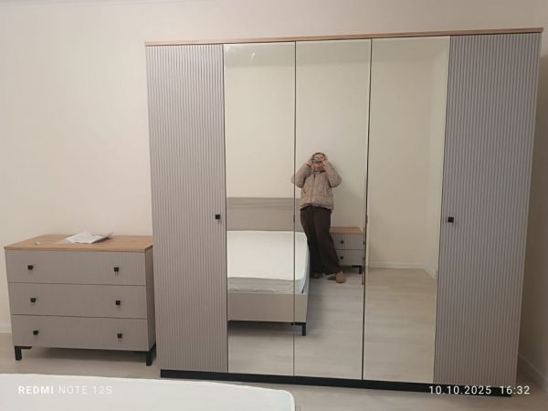 Спальный гарнитур Мадрид кашемир (кровать 1,8, тумба прикроватная 2шт., комод с зеркалом, шкаф 5-и дверный) в Москве купить в интернет магазине - 5 Китов