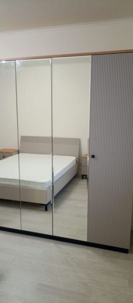 Спальный гарнитур Мадрид кашемир (кровать 1,8, тумба прикроватная 2шт., комод с зеркалом, шкаф 5-и дверный) в Москве купить в интернет магазине - 5 Китов