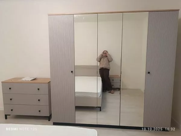 Спальный гарнитур Мадрид кашемир (кровать 1,8, тумба прикроватная 2шт., комод с зеркалом, шкаф 5-и дверный) в Москве купить в интернет магазине - 5 Китов