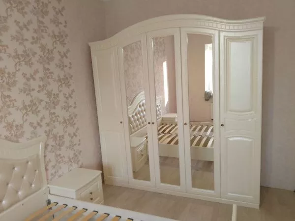 Комплект спальни Венера (кровать 1,8м, тумба прикроватная - 2 шт., комод с зеркалом, шкаф 5-и дверный), беж в Москве купить в интернет магазине - 5 Китов