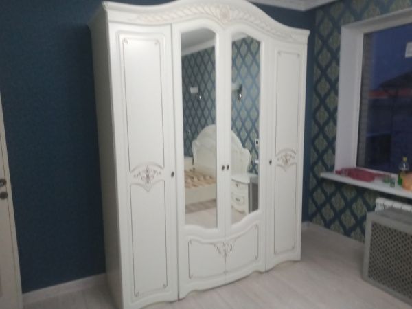 Комплект спальни Луиза 4 (кровать 1,6, тумба прикроватная-2шт., комод с зеркалом, шкаф 4-х дверный), крем в Москве купить в интернет магазине - 5 Китов