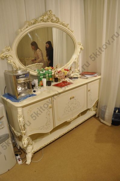 Комплект столовой Роял (витрина 3дв., комод с зеркалом, стол + 4 стула, 2 полукресла),слоновая кость в Москве купить в интернет магазине - 5 Китов